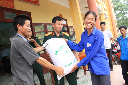 Bac Giang province 95 tonnes of rice given to poor families
